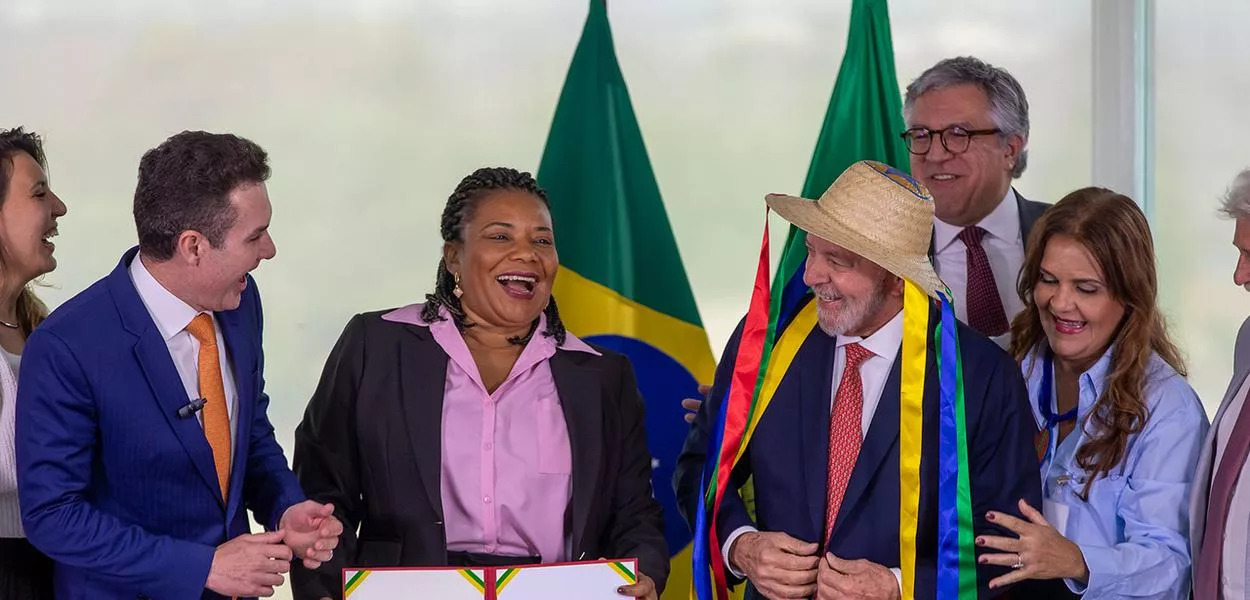 Margareth Menezes (roupa rosa), Lula (chapéu) e outras lideranças
