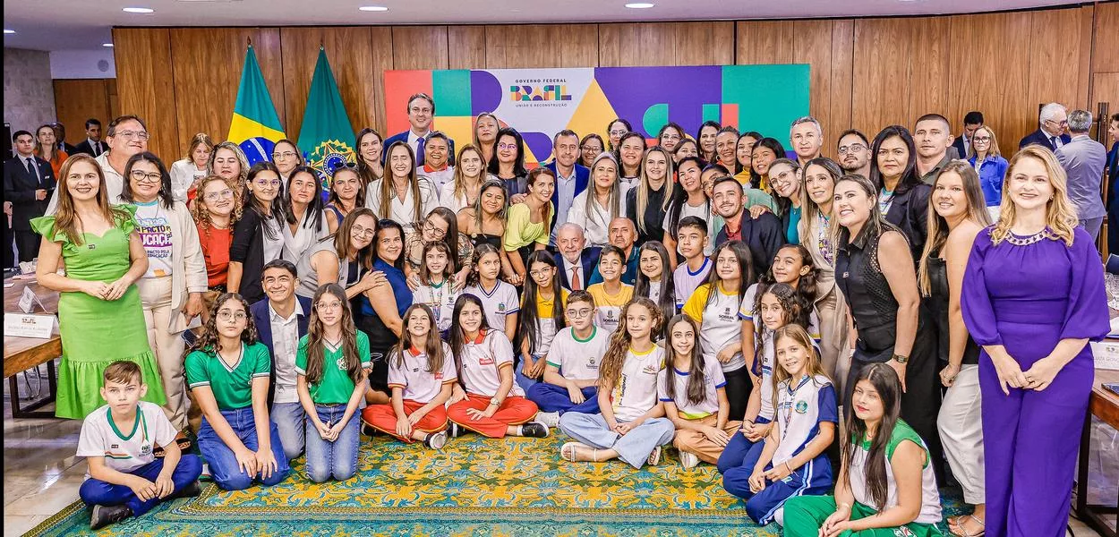 Lula e alunos de escolas nota 10