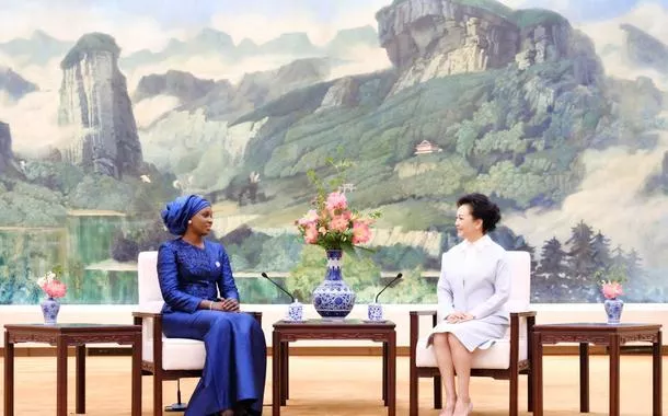 Peng Liyuan conversa durante chá com esposa do presidente senegalês