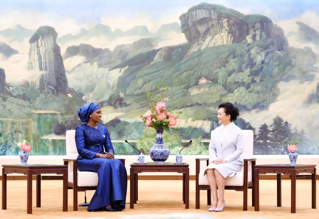 Peng Liyuan conversa durante chá com esposa do presidente senegalês