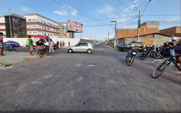 Jovem fica gravemente ferido em acidente envolvendo moto e ônibus em Aracaju