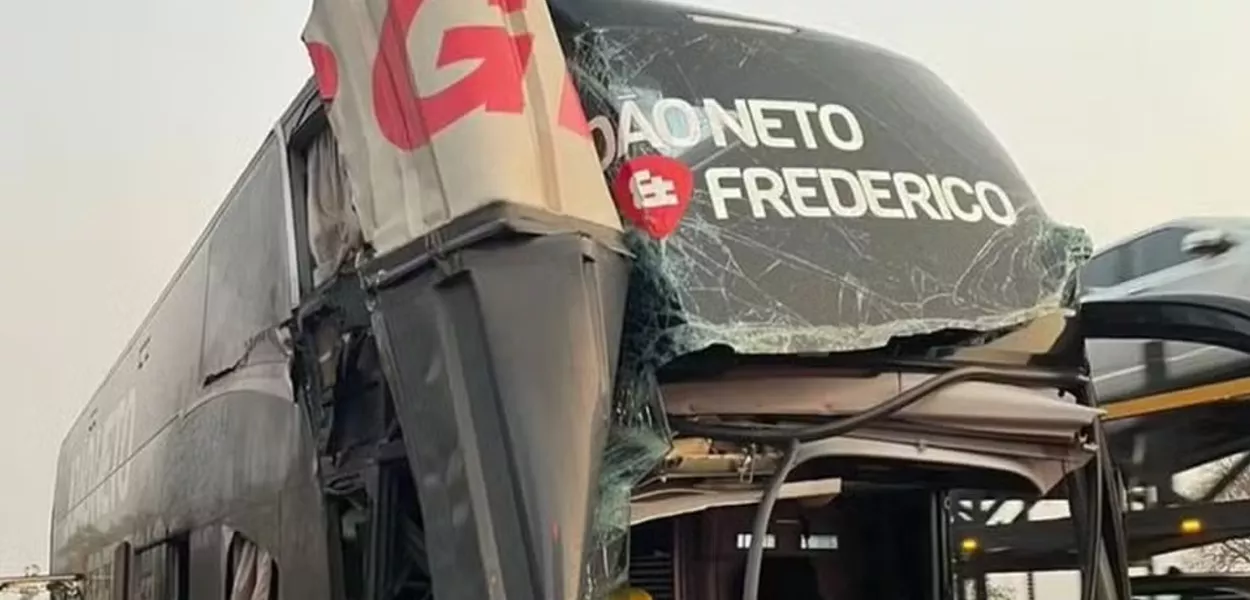 Acidente envolvendo ônibus da dupla João Neto & Frederico