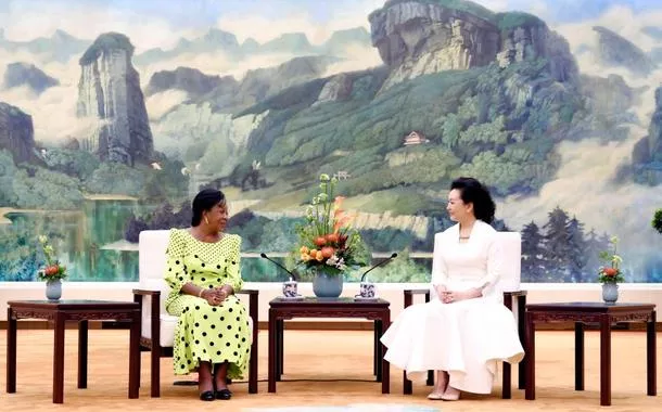 (FOCAC) Peng Liyuan conversa durante chá com esposa do presidente da República do Congo