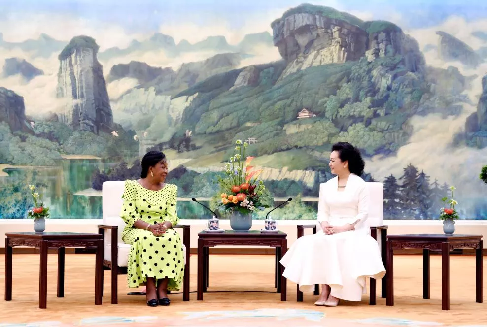 (FOCAC) Peng Liyuan conversa durante chá com esposa do presidente da República do Congo