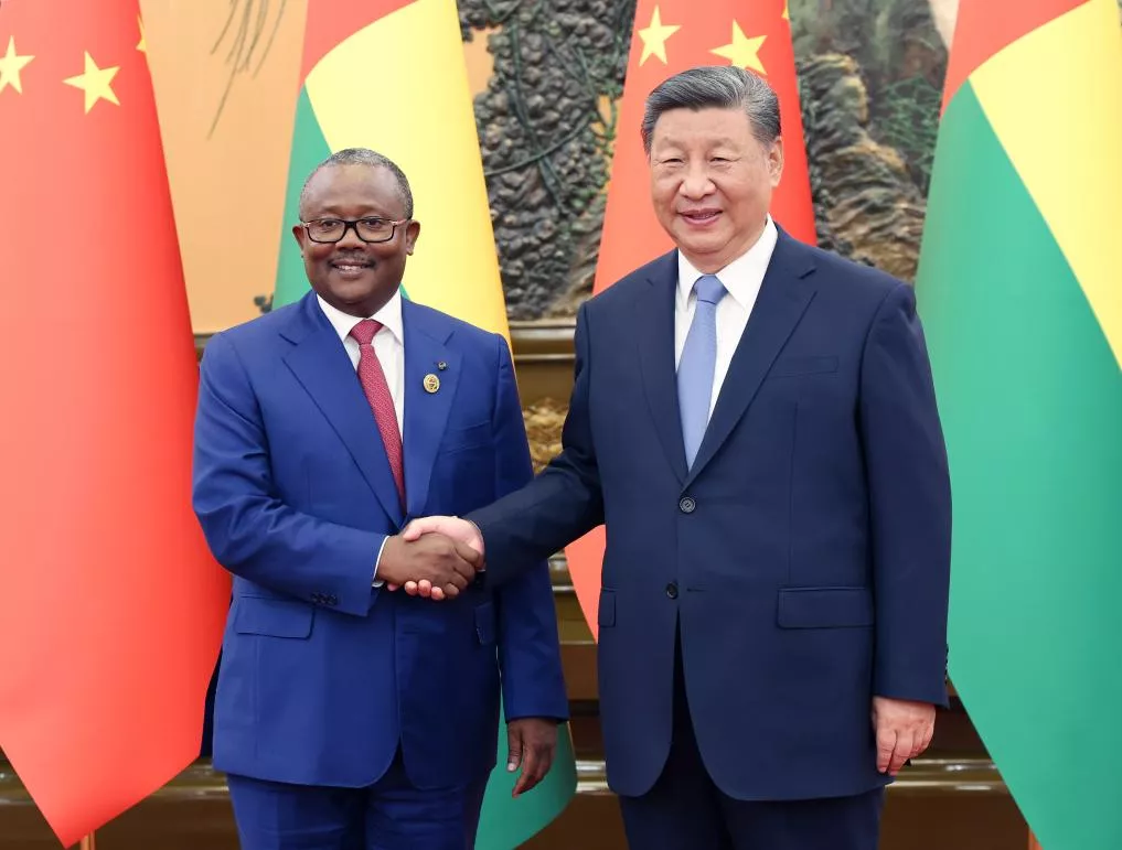 (FOCAC) Xi reúne-se com presidente da Guiné-Bissau