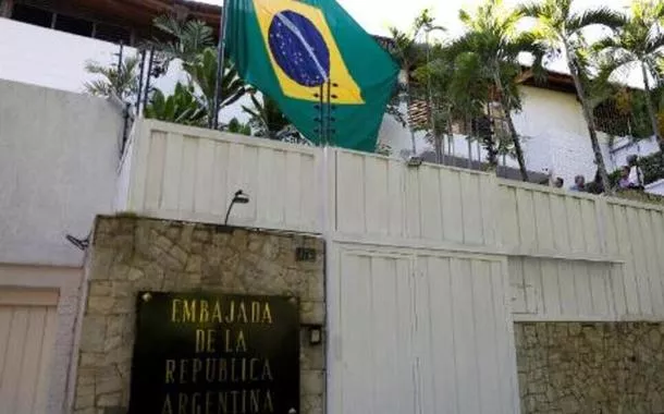 Brasil pede salvo-conduto para opositores venezuelanos asilados em embaixada argentina