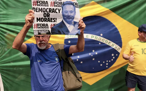 Apoiadores de Jair Bolsonaro realizam um comício protestando contra o ministro do Supremo Tribunal Federal Alexandre de Moraes, que ordenou a suspensão do X, em São Paulo, Brasil, em 7 de setembro de 2024