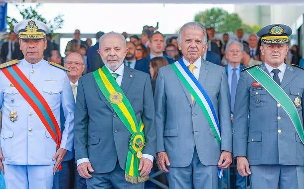 Almirante Olsen, Lula, José Múcio, General Tomás Paiva e Marcelo Kanitz Damasceno