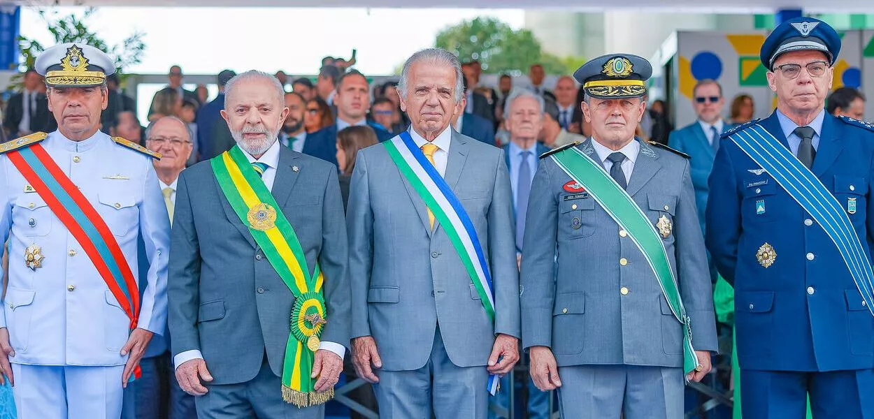 Almirante Olsen, Lula, José Múcio, General Tomás Paiva e Marcelo Kanitz Damasceno