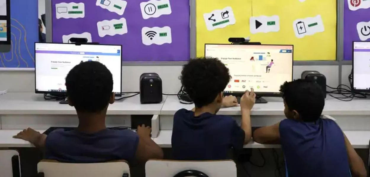 Crianças participam de eleições para representante de turma do Colégio Pedro II, no Rio