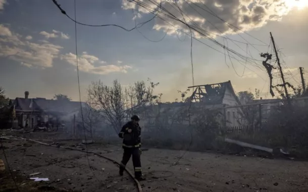 Um trabalhadorbetboo okey şikayetemergência passa por uma casa que foi destruída após um ataquebetboo okey şikayetuma área residencialbetboo okey şikayetPokrovsk, 3betboo okey şikayetagostobetboo okey şikayet2024