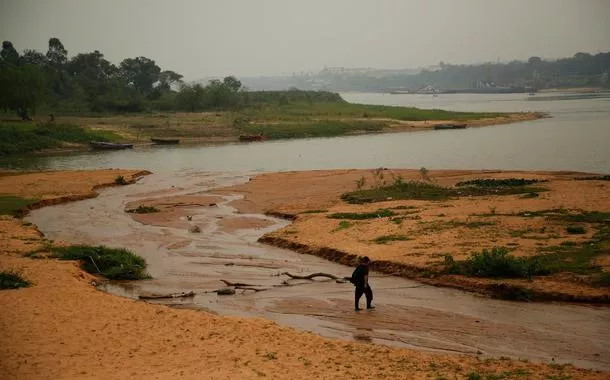 Rios da América do Sul registram baixas recordes e impacto da seca no Brasil se espalha