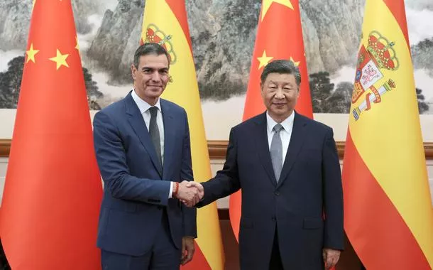 Primeiro-ministro da Espanha, Pedro Sánchez, e presidente da China, Xi Jinping, cumprimentam-se durante visita do líder espanhol a Pequim
09/09/2024 