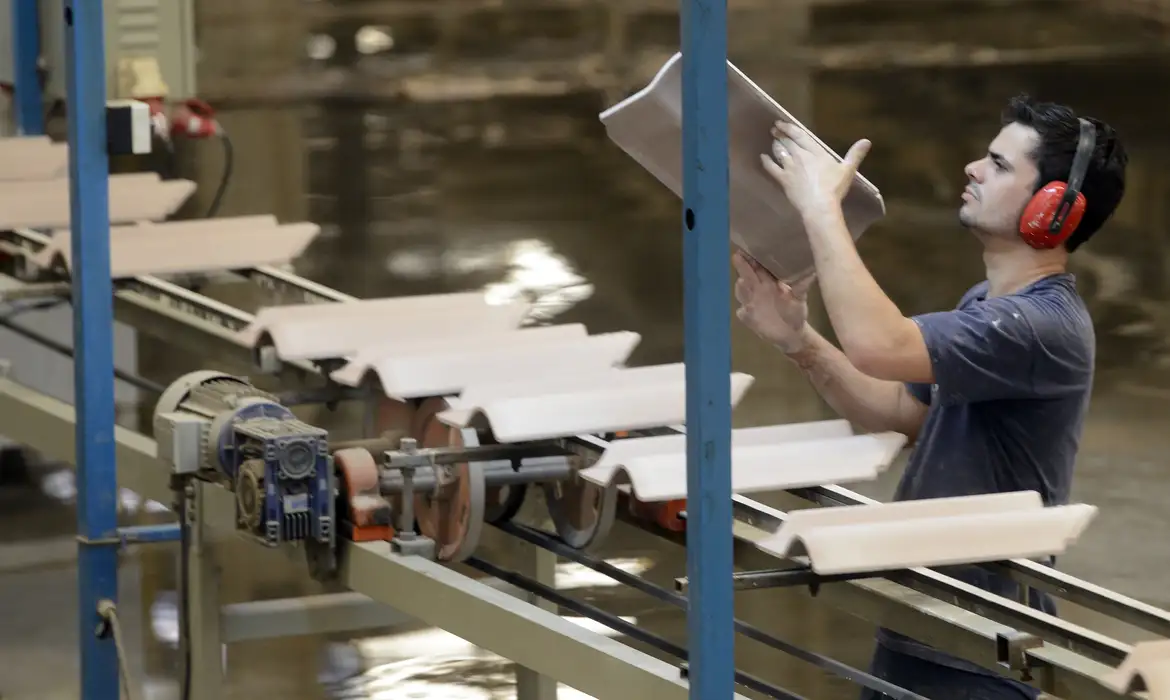 Brasil precisa qualificar 14 milhões de profissionais até 2027, segundo SENAI