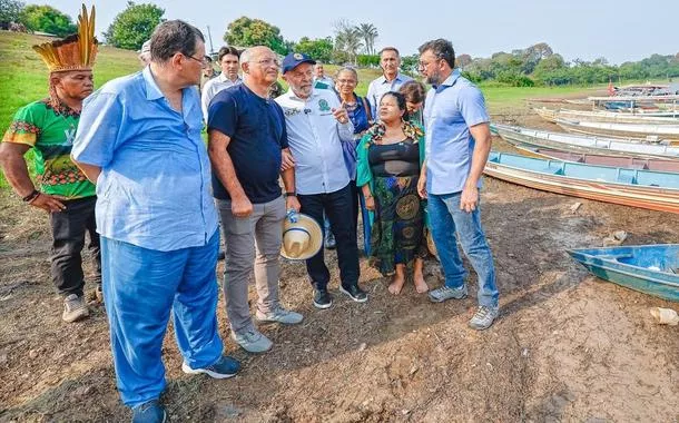 Com o governador do Amazonas, Wilson Lima, o prefeito de Manaquiri, Jair Aguiar, os senadores Eduardo Braga e Omar Aziz, e as ministras Marina Silva e Sonia Guajajara