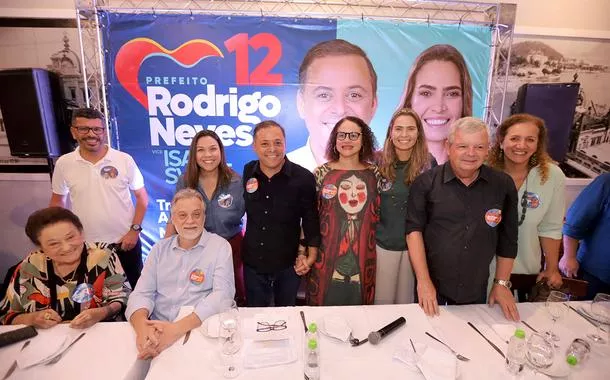 Rodrigo Neves (roupa preta), Luciana Santos (vestido cor de vinho) e outras lideranças em Niteroi