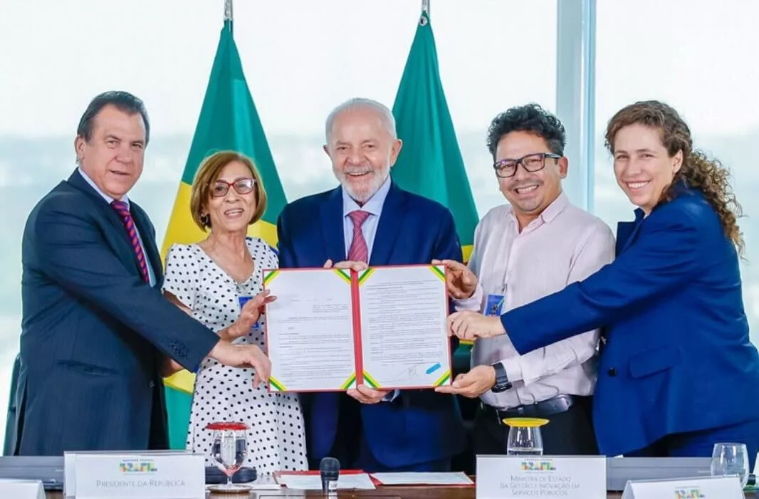 O presidente Lula durante a assinatura do decreto que prevê direitos mínimos para trabalhadores terceirizados: dignidade