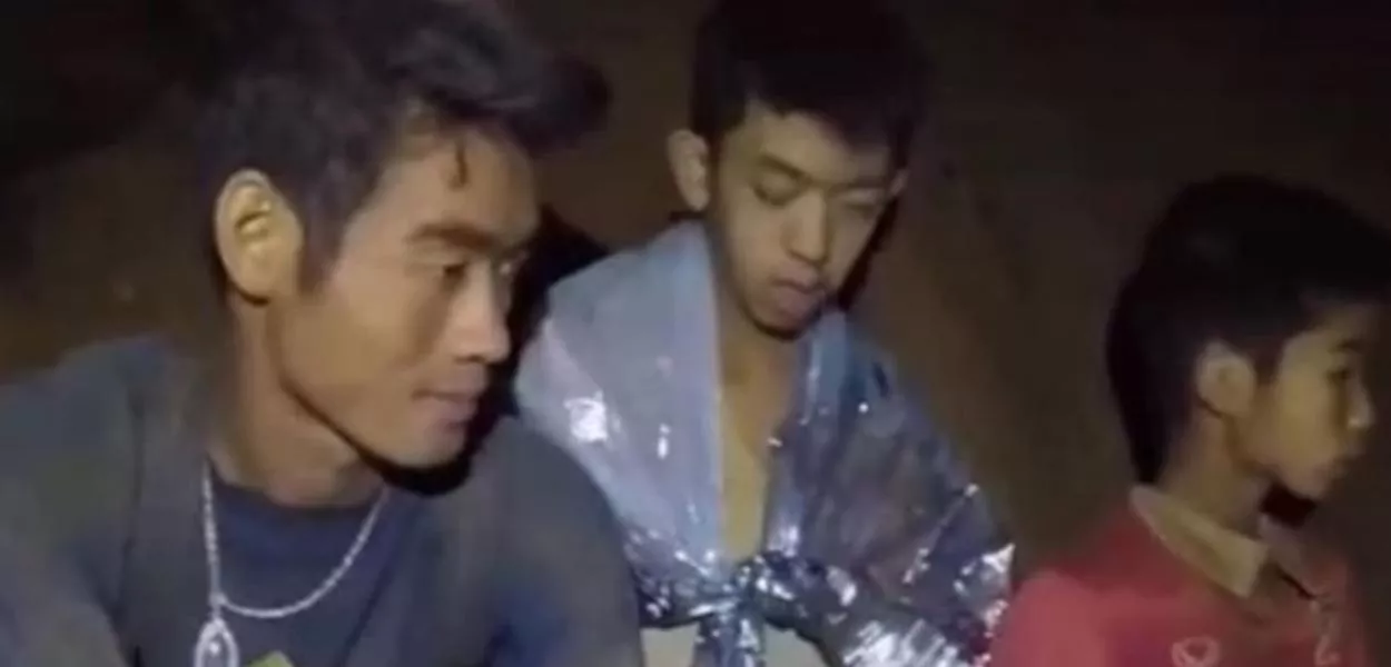 Treinador famoso por ficar preso em caverna na Tailândia agora vive drama semelhante no telhado de casa