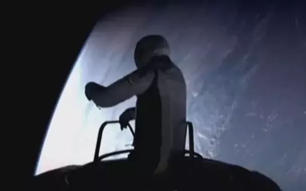 Jared Isaacman, 41, deixa a cápsula SpaceX na primeira caminhada espacial privada da história
