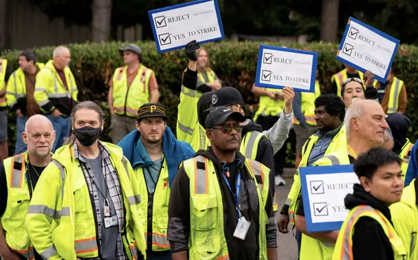 Funcionários da fábrica da Boeing nos EUA entram em greve após 96% votarem pelo movimento