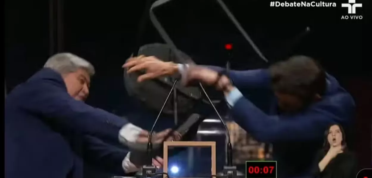 José Luiz Datena agride Pablo Marçal com cadeira durante debate da TV Cultura com candidatos a prefeito de São Paulo 