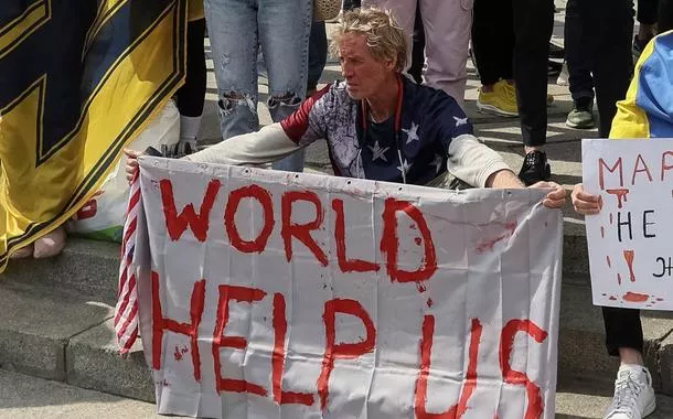 Ryan W. Routh, suspeito identificado por organizações de notícias como o investigado pelo FBI por uma aparente tentativa de assassinato contra Donald Trump, em Kiev, em ato com bandeira do movimento neonazista Azov