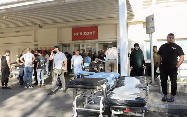 Pessoas se reúnembet365 com ptfrente a um hospital, enquanto centenas de membros do grupo armado libanês Hezbollah, incluindo combatentes e médicos, ficaram gravemente feridos na terça-feira, quando os pagers que eles usam para se comunicar explodiram, segundo uma fonte de segurança,bet365 com ptBeirute, Líbano, 17 de setembro de 2024