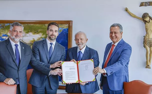 Na foto (da esquerda para a direita): Ministro-chefe da Secretaria Extraordinária da Presidência da Repúblicasenhas de pokerApoio à Reconstrução do Rio Grande do Sul, Paulo Pimenta; Governador do Rio Grande do Sul, Eduardo Leite; Presidente da República, Luiz Inácio Lula da Silva e o Ministro-chefe da Casa Civil, Rui Costa