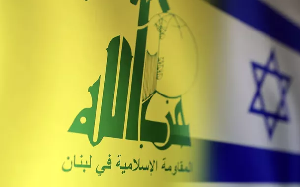 Bandeiras do Hezbollah e de Israel