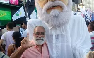 Com o  boneco de Paulo Freire no carnaval de Olinda. Foto de Francêsca Calado