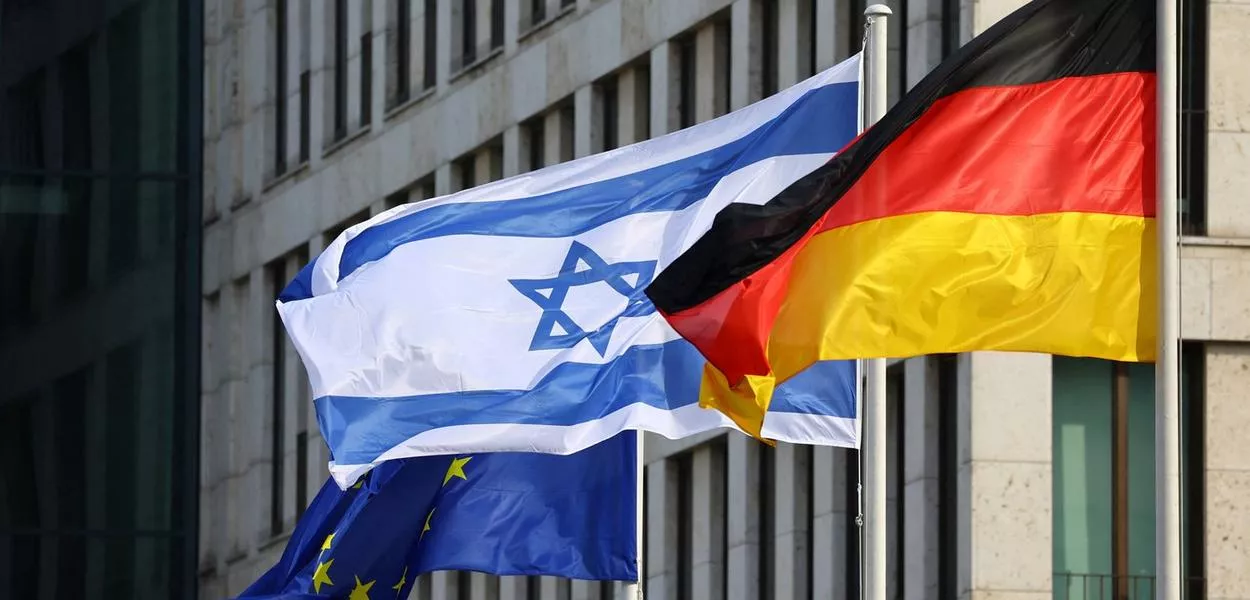 Bandeiras da União Europeia, de Israel e da Alemanha em Berlim
05/09/2022 