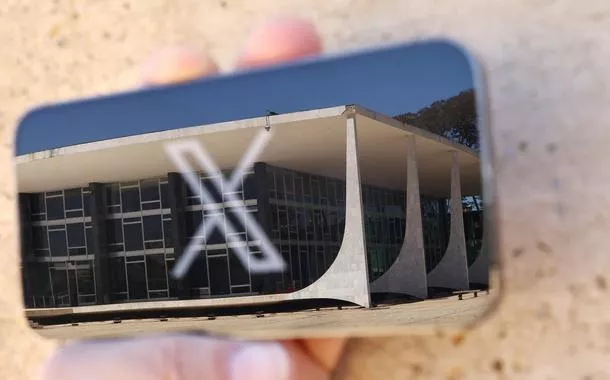 Logo da rede social X exibida em celular com reflexo do prédio do STF em Brasília, em imagem ilustrativa
30/08/2024