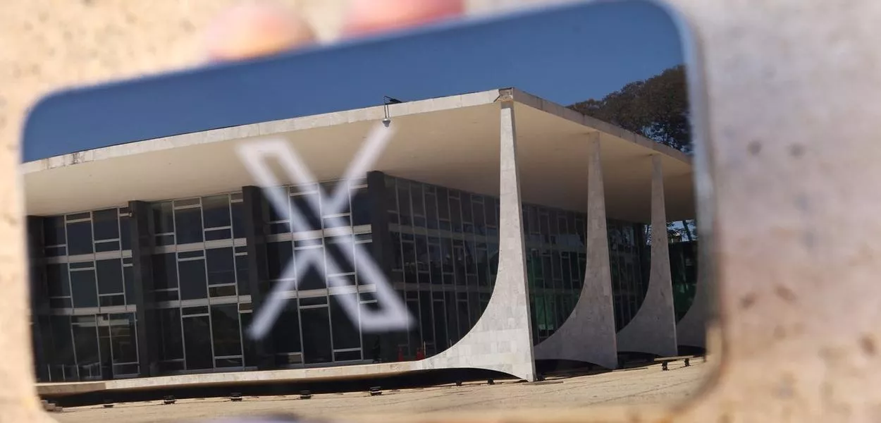 Logo da rede social X exibida em celular com reflexo do prédio do STF em Brasília, em imagem ilustrativa
30/08/2024