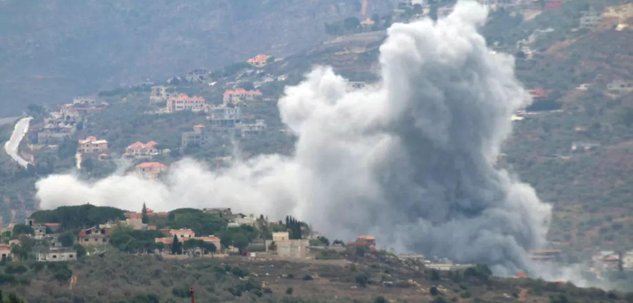 Explosão no sul do Líbano, em meio às hostilidades entre o Hezbollah e forças israelenses