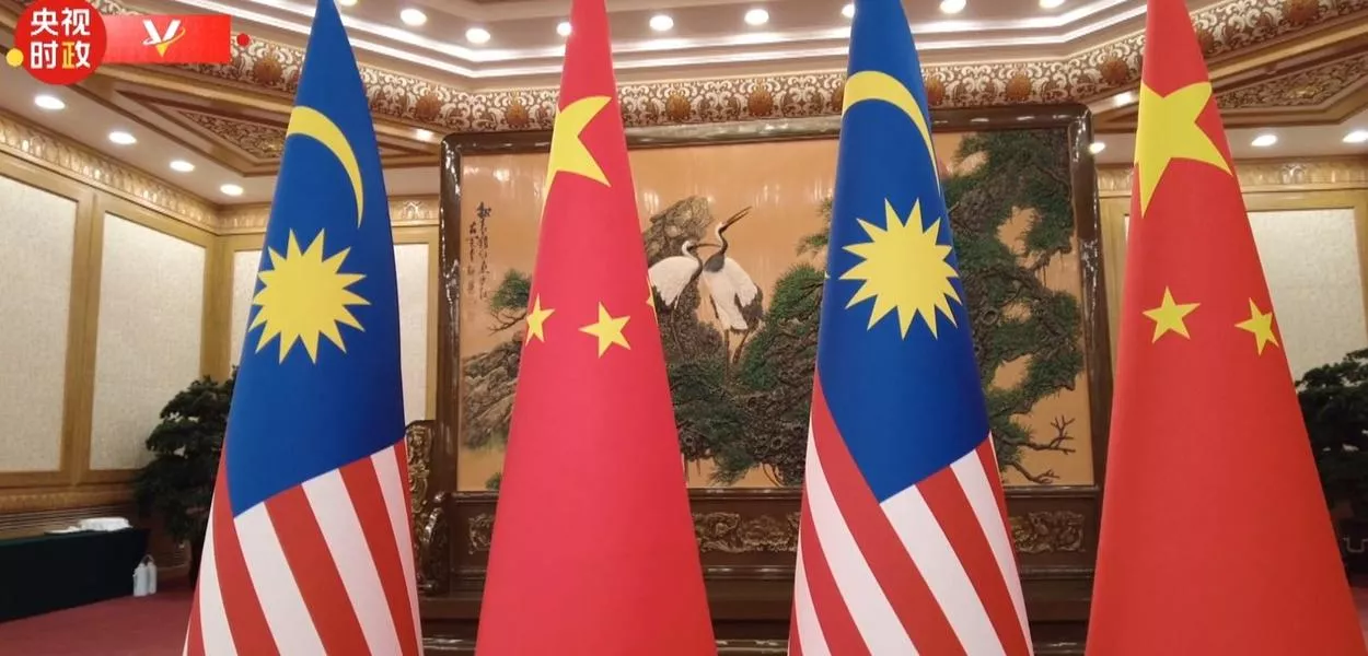 Xi Jinping reúne-se com rei da Malásia
