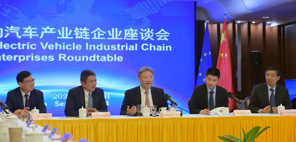 China realiza reunião de mesa redonda sobre veículos elétricos na Europa