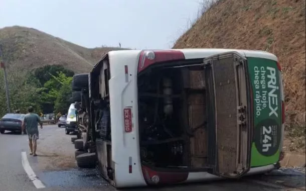 Ônibus que transportava time de futebol americano tomba e mata três pessoas no Rio