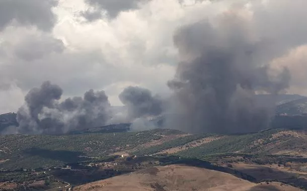 Fumaça sobe de Jabal al-Rihan, em meio às hostilidades transfronteiriças em andamento entre o Hezbollah e as forças israelenses, conforme visto de Marjayoun, no sul do Líbano, próximo à fronteira com Israel