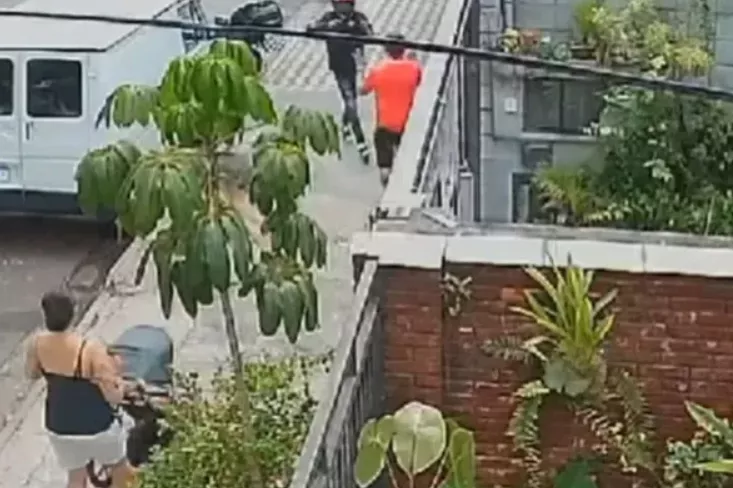 Bandido aponta a arma para o delegado