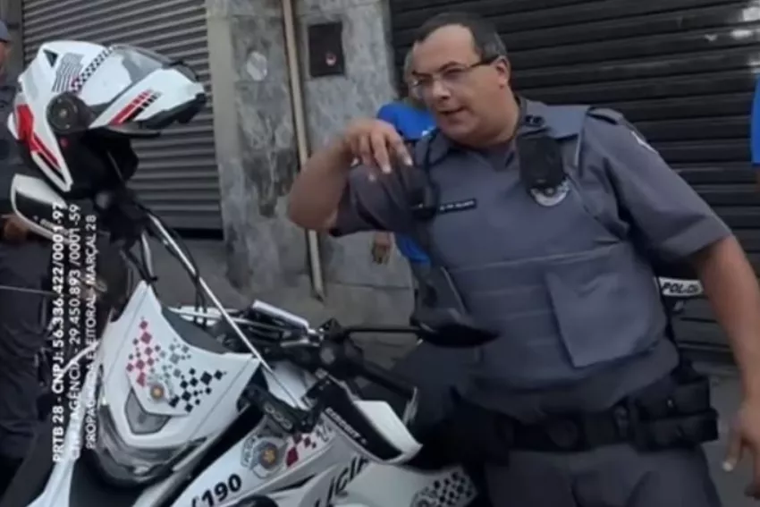 PM fazendo o gesto de apoio ao candidato de extrema direita