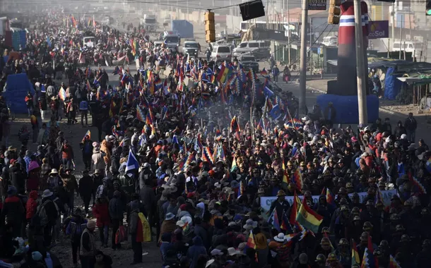 Apoiadores de Evo Morales caminham em El Alto, 23 de setembro de 2024.