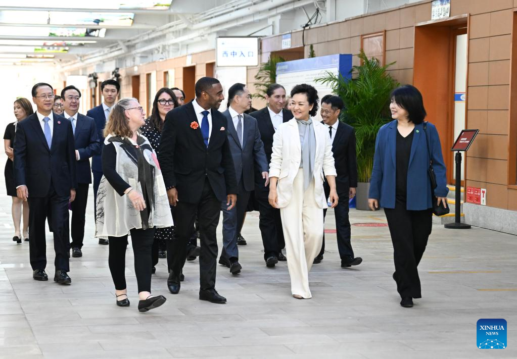 Peng Liyuan participa da atividade de intercâmbio cultural e esportivo de jovens China-EUA em Beijing