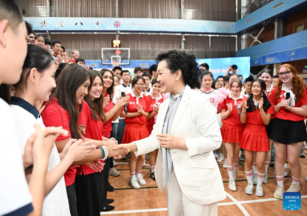 Peng Liyuan participa da atividade de intercâmbio cultural e esportivo de jovens China-EUA em Beijing