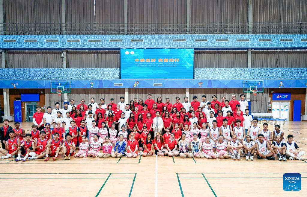 Peng Liyuan participa da atividade de intercâmbio cultural e esportivo de jovens China-EUA em Beijing