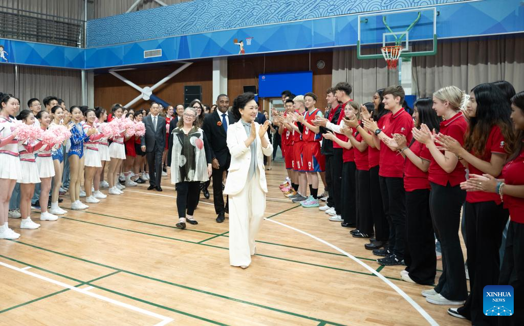 Peng Liyuan participa da atividade de intercâmbio cultural e esportivo de jovens China-EUA em Beijing