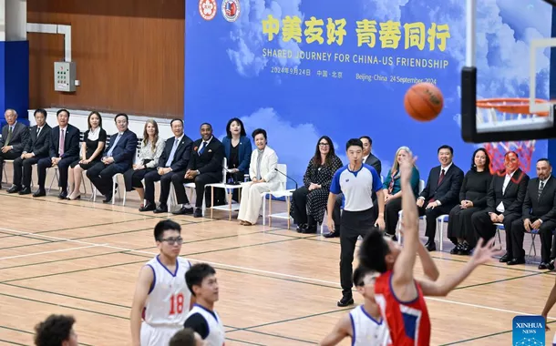 Peng Liyuan participa da atividade de intercâmbio cultural e esportivo de jovens China-EUA em Beijing