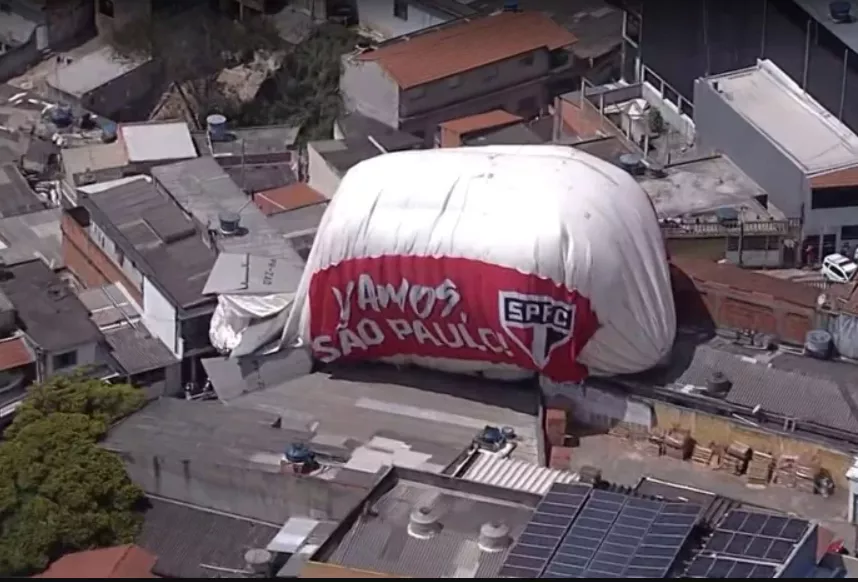 Dirigível com símbolo do time de futebol atingiu casas no bairro Jardim Veloso. Uma pessoa ficou levemente ferida, segundo os bombeiros