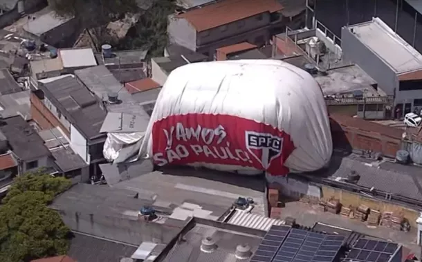 Dirigível com símbolo do time de futebol atingiu casas no bairro Jardim Veloso. Uma pessoa ficou levemente ferida, segundo os bombeiros