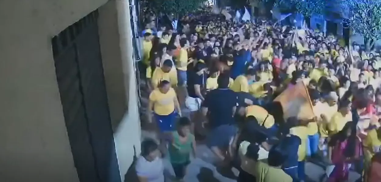 'Chuva de dinheiro': eleitores do Ceará disputam cédulas jogadas durante ato de campanha da prefeita de Itapajé