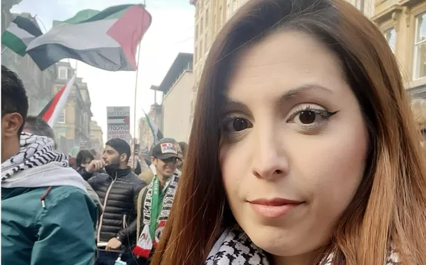 Nathalia Urban cobrindo manifestação pela causa palestina